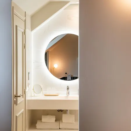 L'invitation Au Voyage - & 4*